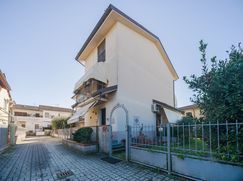 Casa Bi/Trifamiliare in Residenziale