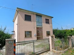 Casa Bi/Trifamiliare in Residenziale