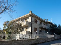 Casa Bi/Trifamiliare in Residenziale