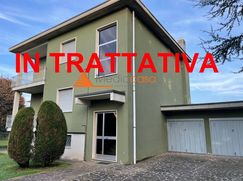 Casa Bi/Trifamiliare in Residenziale