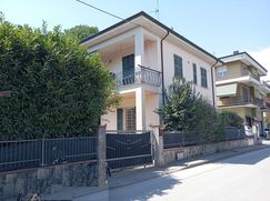 Casa Bi/Trifamiliare in Residenziale