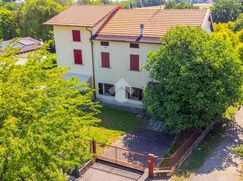 Casa Bi/Trifamiliare in Residenziale