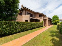 Casa Bi/Trifamiliare in Residenziale