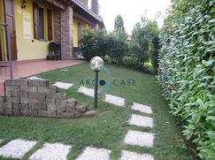 Casa Bi/Trifamiliare in Residenziale