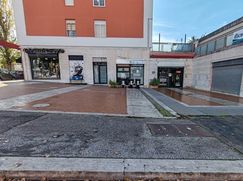 Negozio/Locale commerciale in Commerciale