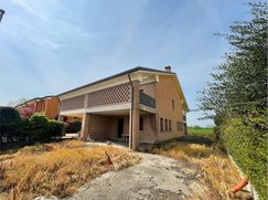 Casa Bi/Trifamiliare in Residenziale