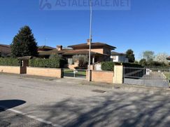 Casa Bi/Trifamiliare in Residenziale