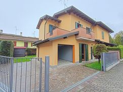 Casa Bi/Trifamiliare in Residenziale