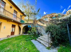 Casa Bi/Trifamiliare in Residenziale
