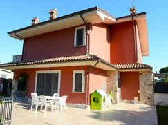 Casa Bi/Trifamiliare in Residenziale