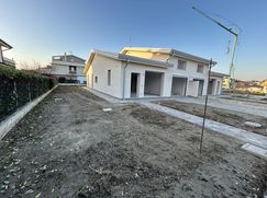Casa Bi/Trifamiliare in Residenziale