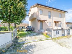Casa Bi/Trifamiliare in Residenziale