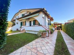 Casa Bi/Trifamiliare in Residenziale