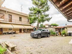 Casa Bi/Trifamiliare in Residenziale