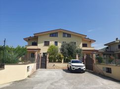 Casa Bi/Trifamiliare in Residenziale