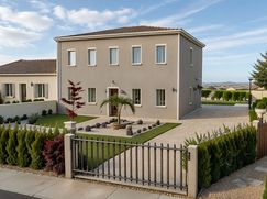 Casa Bi/Trifamiliare in Residenziale