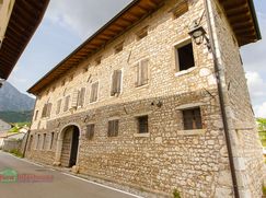 Casa Bi/Trifamiliare in Residenziale