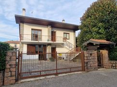 Casa Bi/Trifamiliare in Residenziale