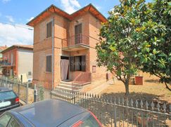 Casa Bi/Trifamiliare in Residenziale