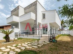 Casa Bi/Trifamiliare in Residenziale