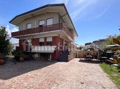 Casa Bi/Trifamiliare in Residenziale