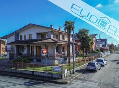 Casa Bi/Trifamiliare in Residenziale