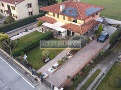 Casa Bi/Trifamiliare in Residenziale