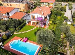 Casa Bi/Trifamiliare in Residenziale