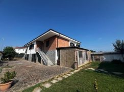 Casa Bi/Trifamiliare in Residenziale