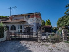 Casa Bi/Trifamiliare in Residenziale