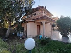 Casa Bi/Trifamiliare in Residenziale