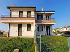 Casa Bi/Trifamiliare in Residenziale