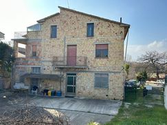 Casa Bi/Trifamiliare in Residenziale