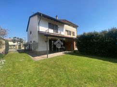 Casa Bi/Trifamiliare in Residenziale