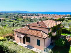 Casa Bi/Trifamiliare in Residenziale