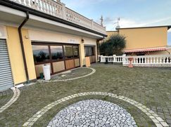 Negozio/Locale commerciale in Commerciale