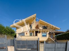 Casa Bi/Trifamiliare in Residenziale