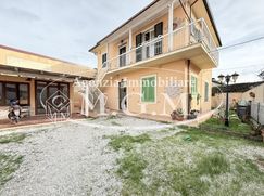 Casa Bi/Trifamiliare in Residenziale