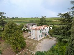 Casa Bi/Trifamiliare in Residenziale