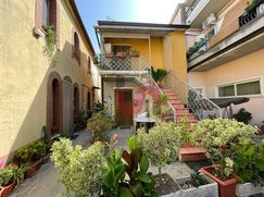 Casa Bi/Trifamiliare in Residenziale