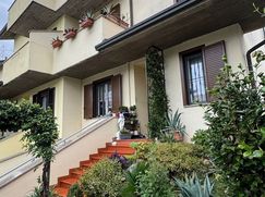 Casa Bi/Trifamiliare in Residenziale