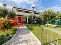 Casa Bi/Trifamiliare in Residenziale