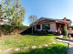 Casa Bi/Trifamiliare in Residenziale