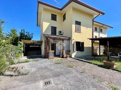 Casa Bi/Trifamiliare in Residenziale