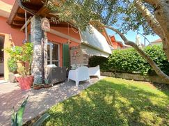 Casa Bi/Trifamiliare in Residenziale