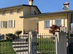 Casa Bi/Trifamiliare in Residenziale