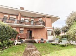 Casa Bi/Trifamiliare in Residenziale