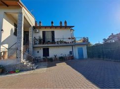 Casa Bi/Trifamiliare in Residenziale