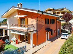 Casa Bi/Trifamiliare in Residenziale