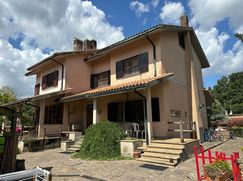 Casa Bi/Trifamiliare in Residenziale